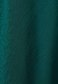 Tejido texturizado en verde azulado profundo con una superficie arrugada, que muestra un brillo sutil y una textura suave en su totalidad.
