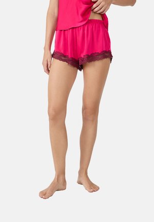 Pantalones cortos de satén rosa con una cintura fruncida y borde de encaje burdeos. La tela tiene una textura suave, adecuada para la ropa de dormir.