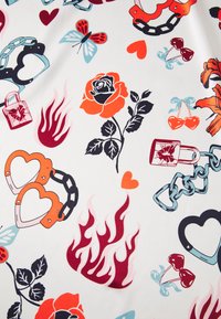 Gepersonaliseerde stof met levendige motieven: rode rozen, vlinders, harten, ketens en vlammen op een witte achtergrond. Gladde textuur, verschillende kleuren.