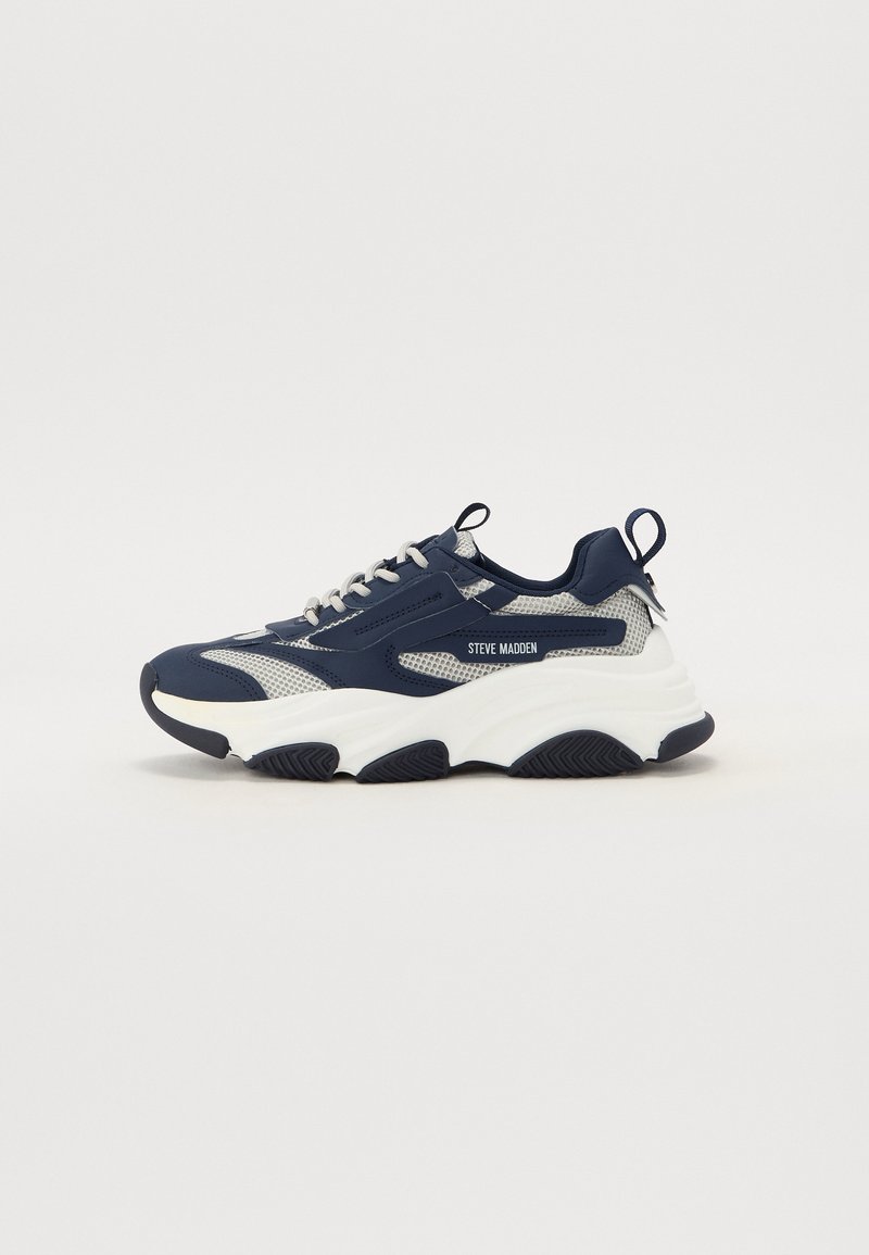 Baskets épaisses Steve Madden en mesh bleu marine et gris avec une semelle blanche épaisse et des languettes au talon et sur la languette.