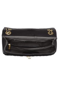 Borsa a tracolla in pelle nera con finitura liscia, dettagli in hardware dorato, tasca interna con zip e design pieghevole.