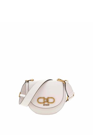 Sac bandoulière en cuir blanc avec boucle dorée et sangle ajustable, doté d'un rabat arrondi et du logo Guess à l'avant.