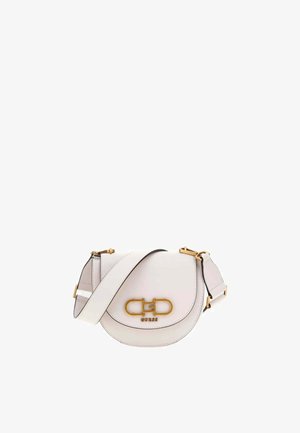 Sac bandoulière en cuir blanc avec boucle dorée et sangle ajustable, doté d'un rabat arrondi et du logo Guess à l'avant.