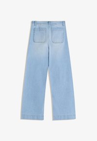 Svetlo modre široke kavbojke iz jeansa z visokim pasom, z dvema zadnjima žepoma in kontrastnim šivanjem. Gladek tekstura in raven kroj.