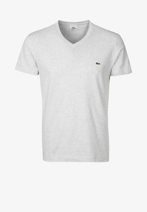 Grå bomull t-skjorte med V-hals og korte ermer. Har en liten grønn Lacoste-logo på venstre brystområde. Myk tekstur, enkel design.