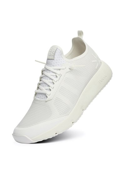 Baskets de sport blanches avec une tige en mesh, un design texturé et des lacets plats. Comprend une languette et une semelle épaisse et rembourrée.