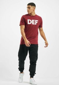 DEF HER SECRET - Trükipildiga T-särk - burgundy