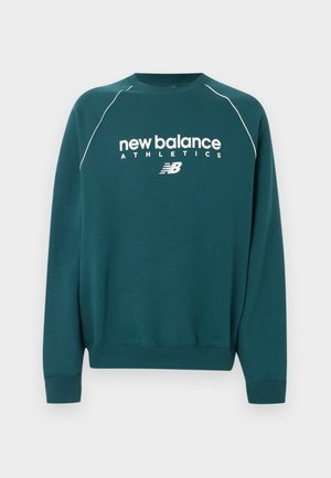 Sudadera de cuello redondo verde oscuro con el logo blanco "new balance ATHLETICS" y "NB" centrados, con ribete blanco a lo largo de las mangas ranglán.