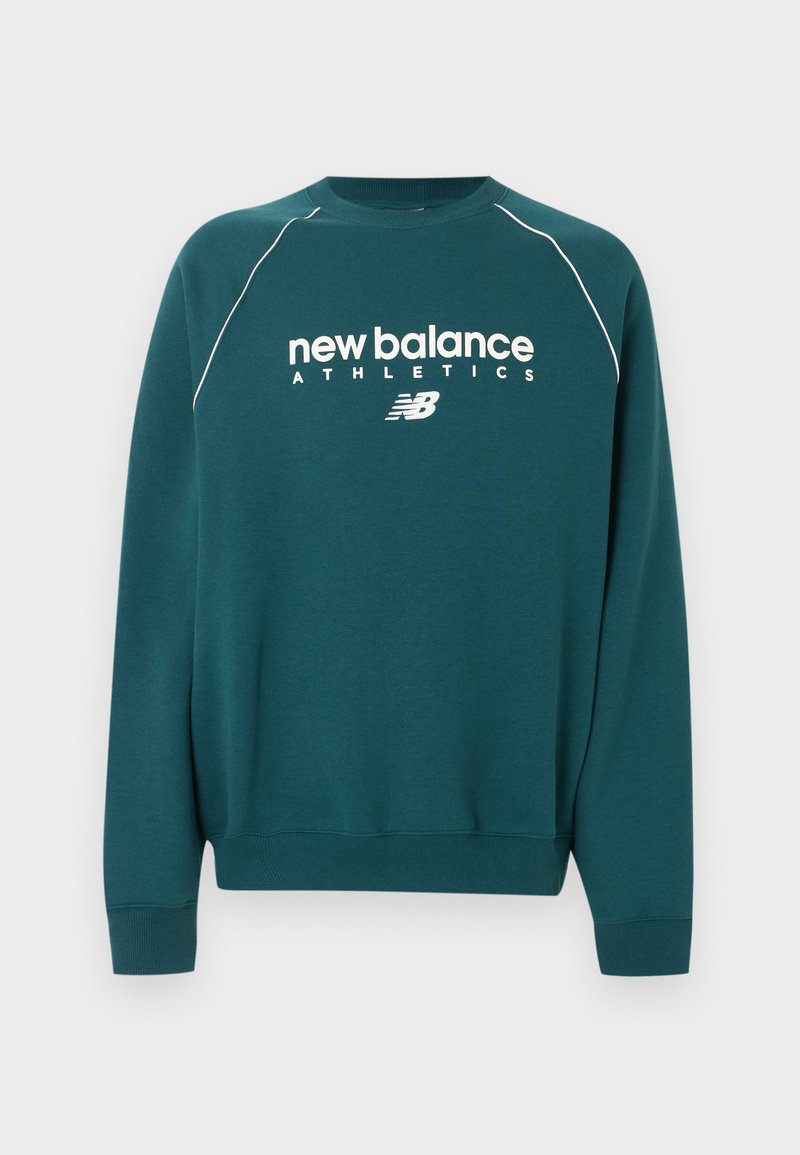 Sweat-shirt vert foncé à col rond avec le logo blanc « new balance ATHLETICS » et « NB » centré, avec un passepoil blanc le long des manches raglan.