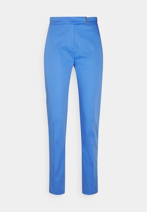 Pantalon bleu à jambes droites en tissu lisse, avec un devant plat, une ceinture, et sans poches visibles pour une finition épurée.