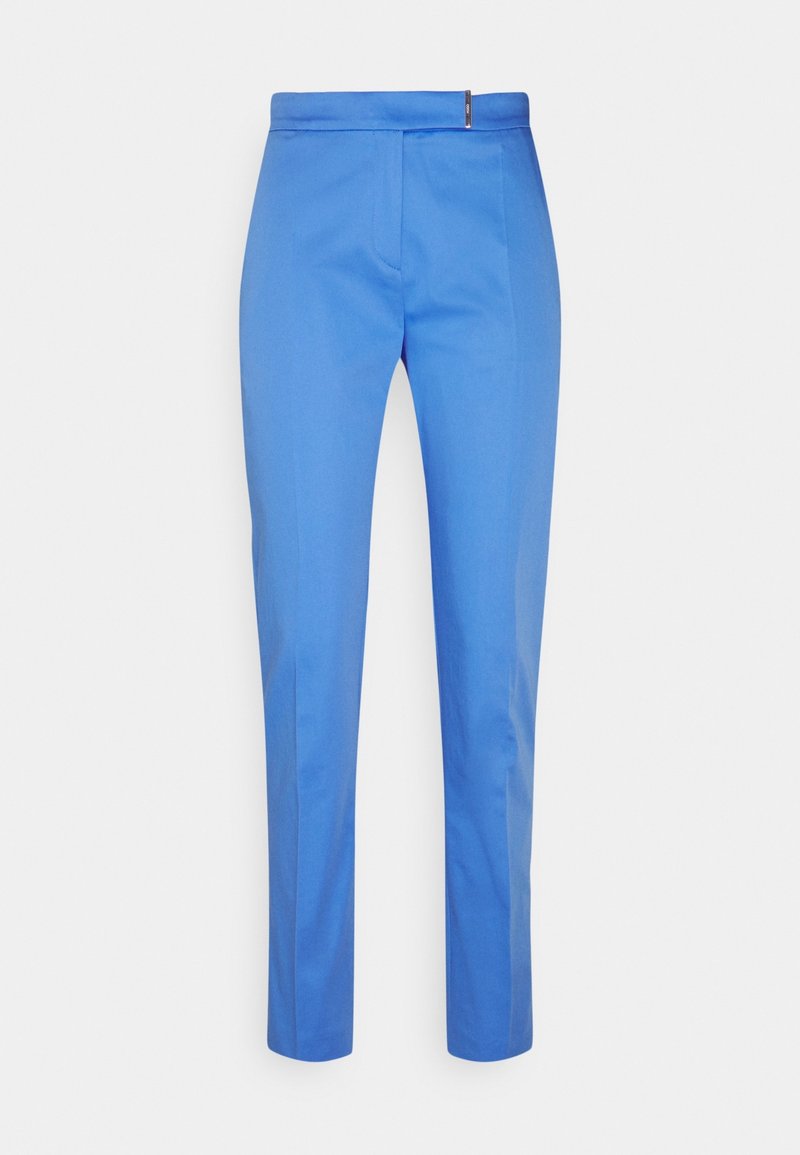 Pantalon bleu à jambes droites en tissu lisse, avec un devant plat, une ceinture, et sans poches visibles pour une finition épurée.