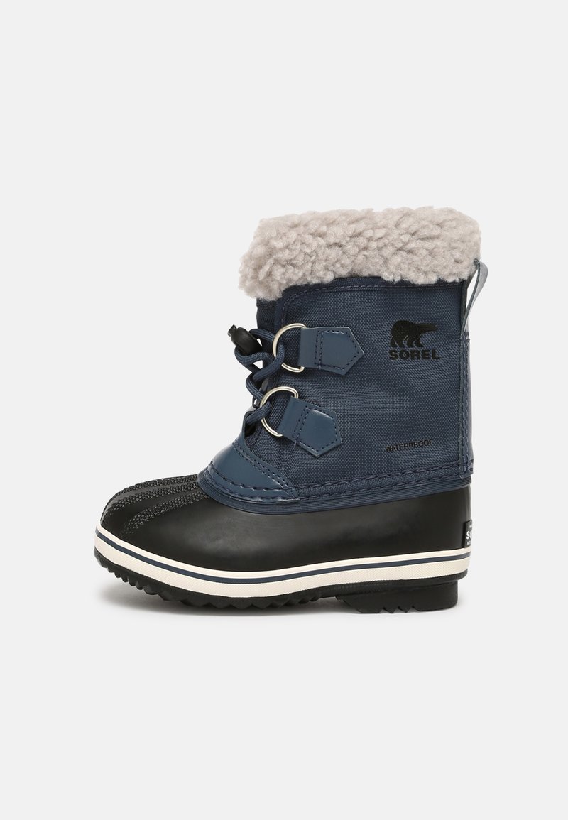 Botas impermeáveis azuis com gola de pele sintética, sola de borracha e faixa branca na entressola. Apresenta atacadores e detalhes em hardware hexagonal.