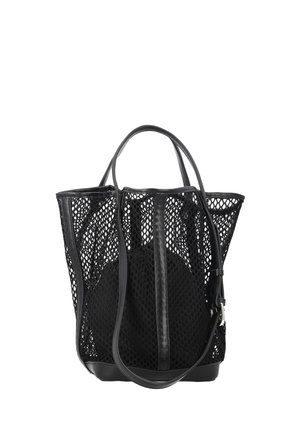 Geantă tote neagră din plasă cu garnitură și mânere din piele, prevăzută cu un buzunar interior și o curea de umăr reglabilă pe fundal alb.