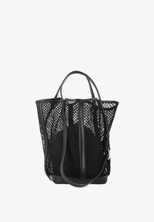 Schwarze Netz-Tote-Bag mit Lederbesatz und Griffen, mit einem Innenfach und verstellbarem Schulterriemen vor weißem Hintergrund.