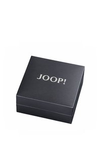 Svart rektangulär låda med en texturerad yta, med logotypen "JOOP!" i metalliskt silver på toppen. Stängd design, inga synliga innehåll.