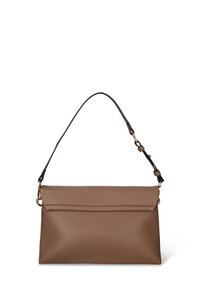 Bruine leren schoudertas met een gestructureerd oppervlak, een plat ontwerp, een bovenklep en een afneembare riem met gouden hardware accenten.