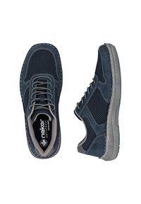 Chaussures décontractées à lacets pour hommes, couleur bleu marine, avec panneaux en mesh et en suède, semelle grise amortie et col rembourré, vues de dessus et de côté.
