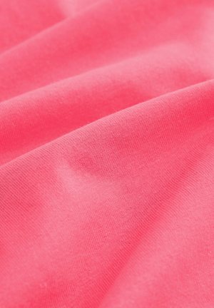 Helles pinkes Gewebe mit glatter Textur, das subtile Rippungen und sanfte Falten aufweist und Weichheit sowie leichtes Material zeigt.