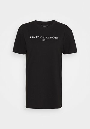 Musta lyhythihainen t-paita, jossa valkoinen teksti "PINK SODA SPORT" ja pieni sydänkuvio tekstin alla rinnassa.