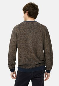 Herensweater met ronde hals in een gestructureerde brei, met een combinatie van marineblauw en bruin, geribbelde boorden en onderkant, en een losse pasvorm.