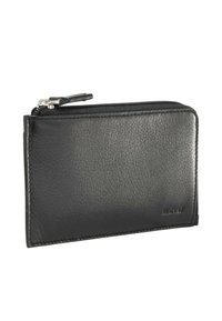 Portefeuille en cuir noir avec une surface texturée, fermeture à glissière et bords cousus. Présente un logo métallique imprimé à l'avant.