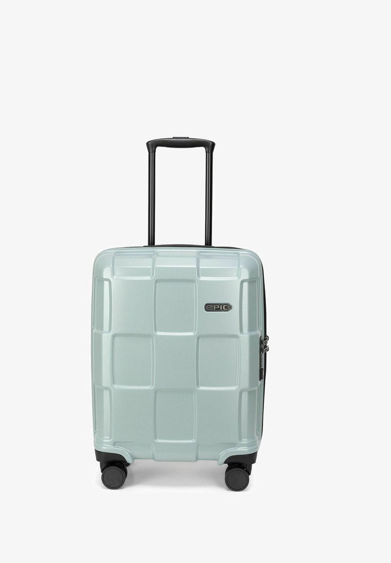 Valise rigide bleu clair avec poignée télescopique noire et quatre roues pivotantes noires, marquée « Epic » sur le devant.