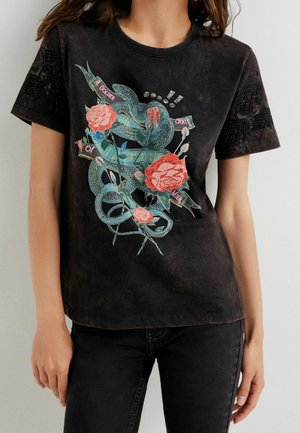 Zwart katoenen T-shirt met een grafiek van een slang en roos in levendige kleuren, met kanten accenten op de mouwen. Tekstbanner met de tekst "A Golden State of Mind."