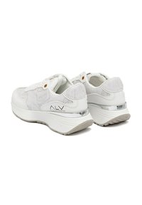 Sneakers bianchi con una superficie texturizzata, caratterizzati da una sottile stampa a mappa. Suola spessa con dettagli argentati lucidi e colletto imbottito per il comfort.