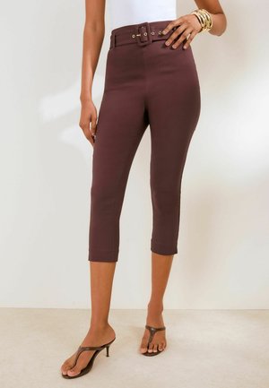Friends Like These, REGULAR FIT - BELTED SCULPTING STRETCH CAPRI . - Stoffhose - fudge
