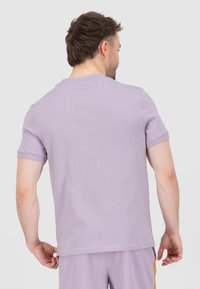 Korte mouwen t-shirt in lichtpaarse katoen. Heeft een ronde halslijn en een rechte snit, met minimale textuur en geen zichtbare patronen.