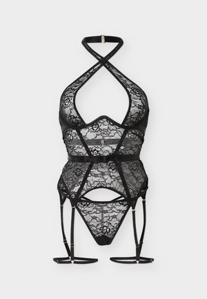 Črno cvetlično čipkasto perilo z ovratnikom na vratu, oprsnim pasom in ujemajočimi se tangicami na enakomerni svetli podlagi.