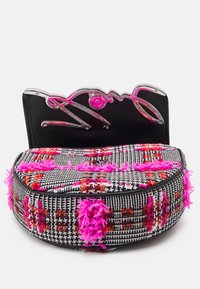 Borsa rotonda con retro in pelle nera e chiusura metallica argentata con accenti rosa. La superficie in tessuto presenta un motivo a scacchi con pompon colorati.