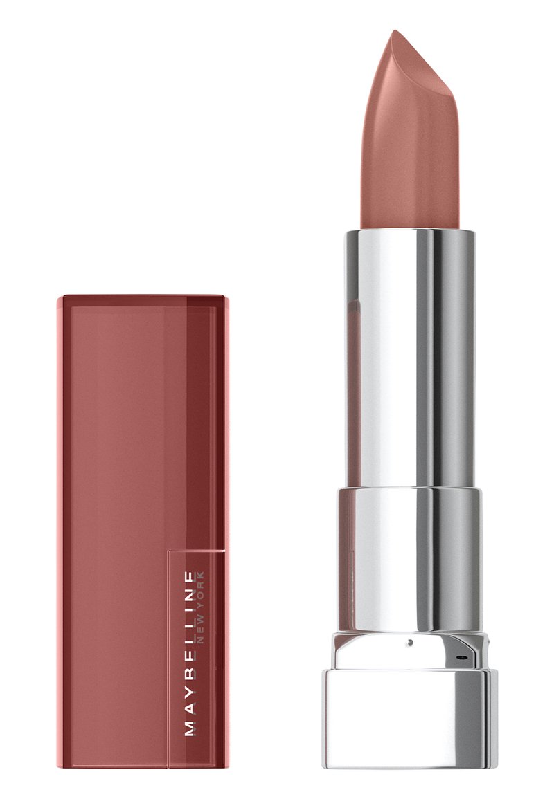 Rouge à lèvres Maybelline dans une teinte nude rose mate. Le bâton est logé dans un boîtier en argent métallique à côté d'un capuchon rectangulaire bordeaux brillant.