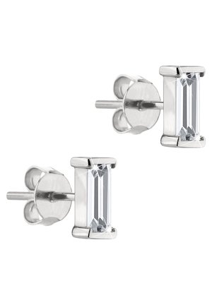 Pari hopeisia nappikorvakoruja, joissa suorakaiteen muotoiset kirkkaat jalokivet neljän sarven keraamisissa istutuksissa, kiiltävät ja heijastavat valoa valkoisella taustalla.