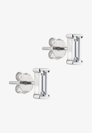 Paire de boucles d'oreilles clous en argent avec des pierres précieuses rectangulaires transparentes montées sur des griffes à quatre branches, brillantes et réfléchissantes sur un fond blanc.