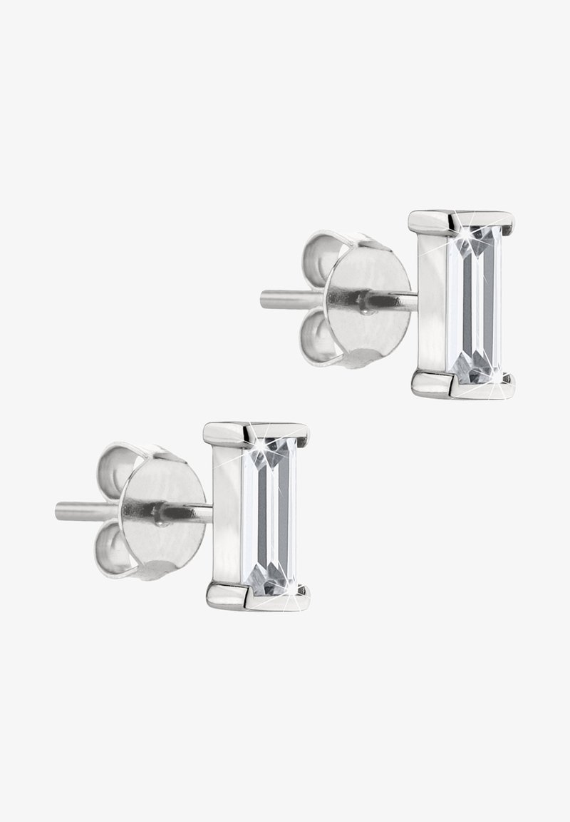 Paire de boucles d'oreilles clous en argent avec des pierres précieuses rectangulaires transparentes montées sur des griffes à quatre branches, brillantes et réfléchissantes sur un fond blanc.