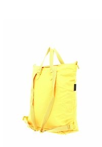Sac à dos jaune vif avec bretelles réglables et poignées supérieures, vu de dos sur un fond blanc.