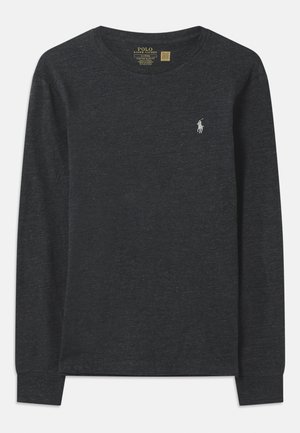 Donkergrijs langslav shirt van katoen. Heeft een ronde hals en een klein geborduurd logo op de linkerborst. Zachte textuur.