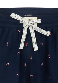 Marineblauwe pyjamashorts met een zachte textuur, voorzien van een witte trekkoord met zwarte stiksels en verspreide zuurstokpatronen overal.