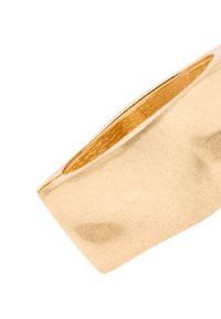 Złoty pierścionek o matowym wykończeniu i gładkim, zakrzywionym kształcie; posiada subtelną fakturę na zewnątrz oraz polerowane wnętrze.