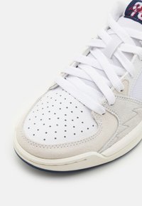 Jordan JORDAN STADIUM 90 UNISEX - Kosárlabdacipők - white varsity/red sail/midnight navy