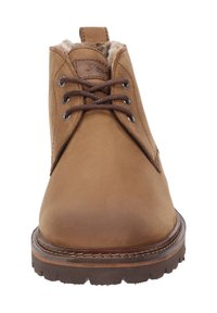 Bruine leren enkellaarzen met een gestructureerd oppervlak, ronde neus en bruine veters. Gevoerd met zacht bont en een rubberen zool voor grip.
