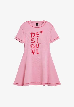 Ružové krátke šaty s rozšíreným strihom do A, s červeným nápisom a detailmi. Vyrobené z rebrovanej látky s okrúhlym výstrihom.