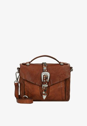 Borsa in pelle marrone con chiusura a patta, caratterizzata da borchie metalliche decorative e un accento in metallo argentato. Include una tracolla removibile.