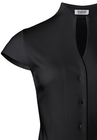 Chemise noire à manches courtes avec un col en V, en tissu doux, comportant cinq boutons sur le devant et un design ajusté.