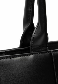 Crna kožna torba s dva ušivena ručka. Glatka tekstura, pravokutni oblik, jednostavan dizajn i bez vidljivih metalnih dijelova ili uzoraka.