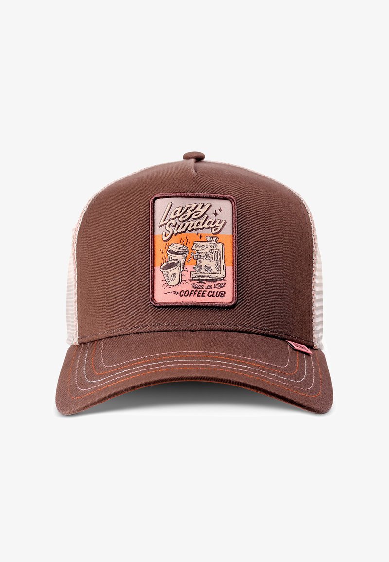Casquette trucker en maille marron et beige avec un patch mentionnant « Lazy Sunday Coffee Club » avec des illustrations de tasse de café et de machine à expresso.