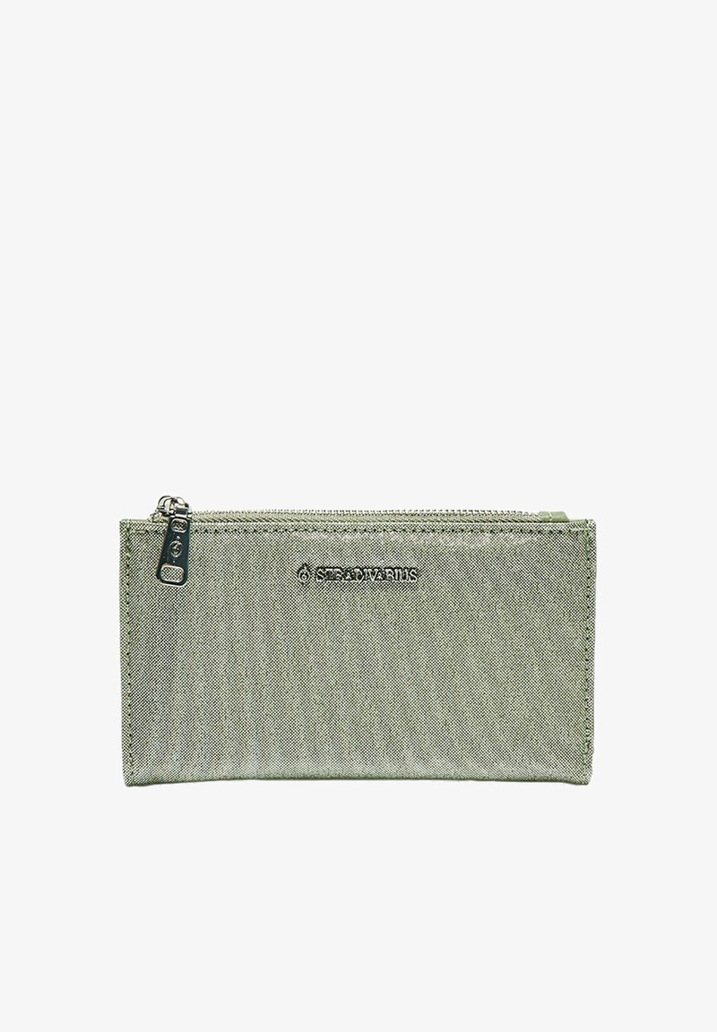 Portefeuille rectangulaire en tissu gris clair avec une fermeture éclair en haut et logo "STRADIVARIUS" au centre.