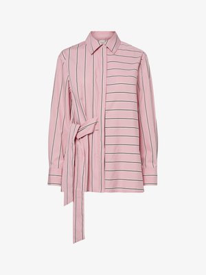 Rosa stripete skjorte med knappelukking, som har en knyttet midjeaccent og kontrasterende horisontale og vertikale stripemønstre. Laget av bomull.
