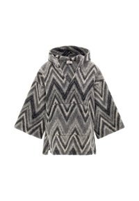Grå og sort zigzag-mønstrede poncho, lavet af blødt fleece. Har en hætte, brede ærmer og en frontlomme.